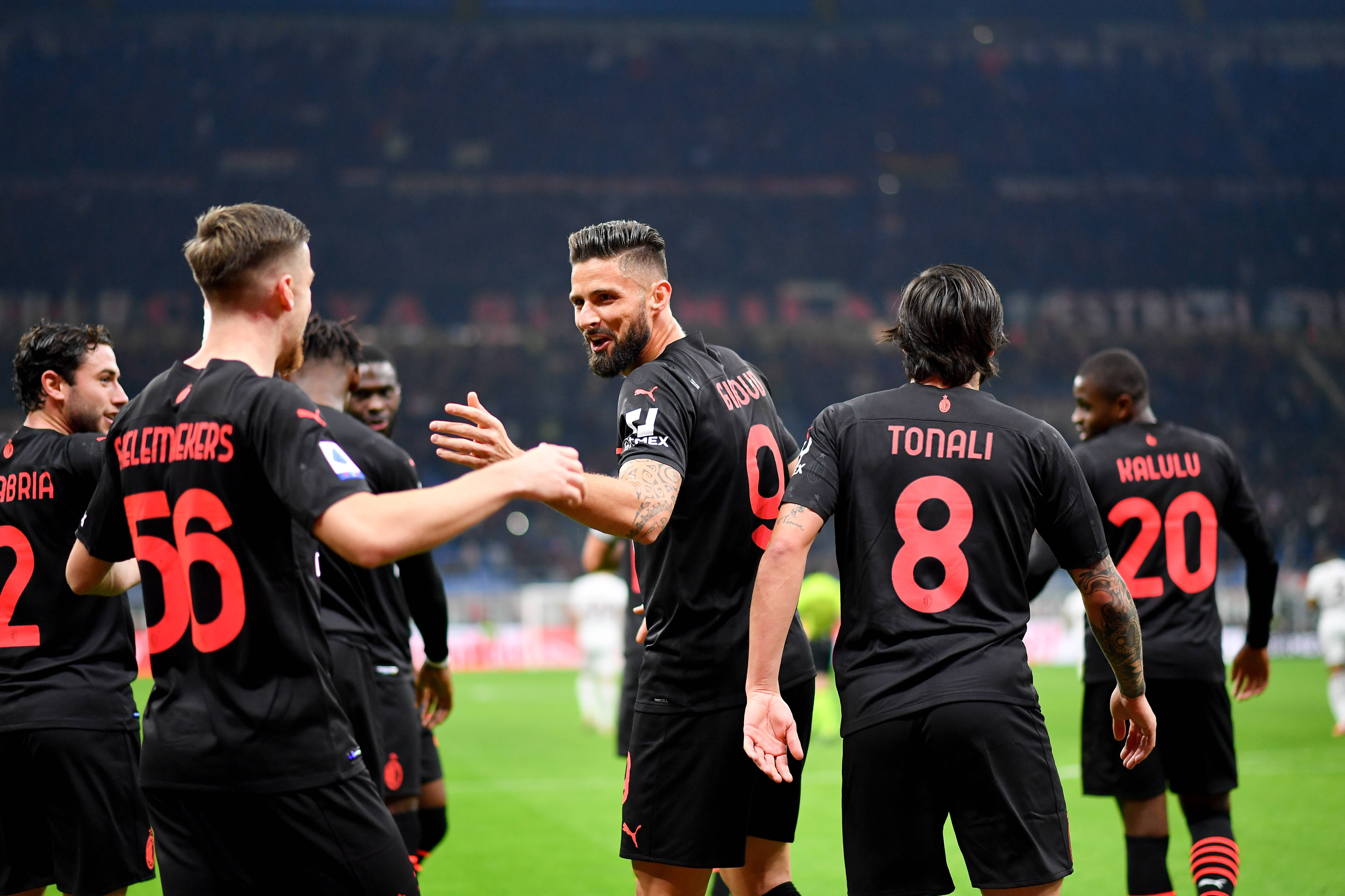 社媒被“下课”刷屏！从冠军教头到千夫所指，斯洛特的下课危机爆发（社媒“下课”声浪汹涌：从冠军教头到众矢之的，斯洛特陷入下课风暴）