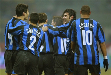 梅西正面交锋穆勒夺冠！梅西vs穆勒交手记录升至4胜7负（梅西与穆勒巅峰对决争冠，交手战绩更新至4胜7负）