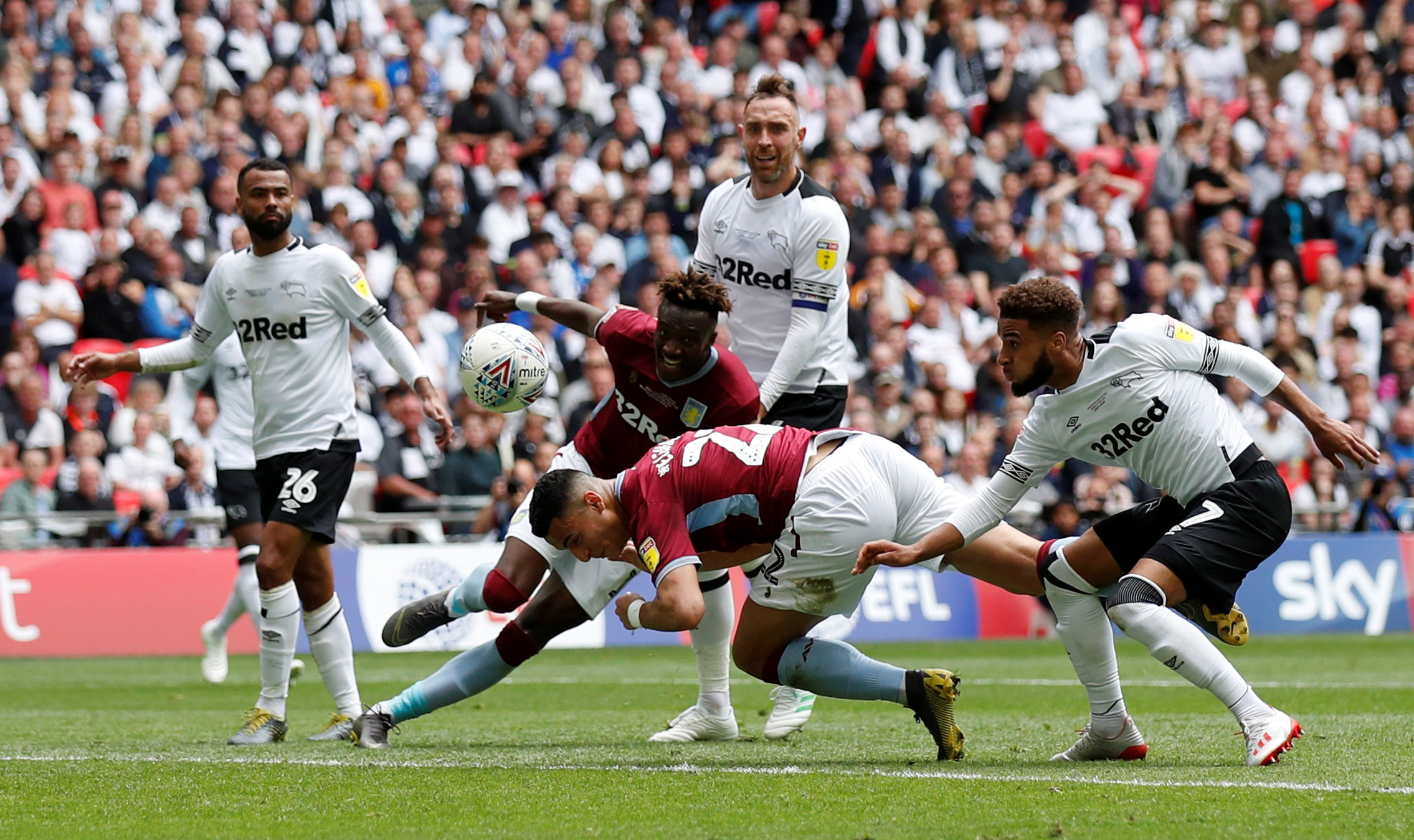 意甲俱乐部球衣胸前广告赞助费TOP10：米兰双雄3000万并列第1（意甲球衣胸前赞助费前十：米兰双雄以3000万并列第一）